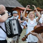 účasníci krajanského dvora, mnohí v krojoch, fotky zachytávajú neformálnu atmosféru