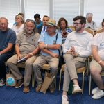 účasníci krajanského dvora, mnohí v krojoch, fotky zachytávajú neformálnu atmosféru