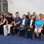 účasníci krajanského dvora, mnohí v krojoch, fotky zachytávajú neformálnu atmosféru