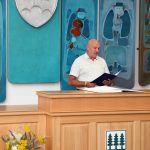 účasníci krajanského dvora, mnohí v krojoch, fotky zachytávajú neformálnu atmosféru