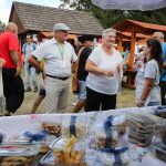 účasníci krajanského dvora, mnohí v krojoch, fotky zachytávajú neformálnu atmosféru