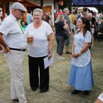 účasníci krajanského dvora, mnohí v krojoch, fotky zachytávajú neformálnu atmosféru