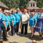 účasníci krajanského dvora, mnohí v krojoch, fotky zachytávajú neformálnu atmosféru