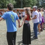 účasníci krajanského dvora, mnohí v krojoch, fotky zachytávajú neformálnu atmosféru