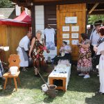 účasníci krajanského dvora, mnohí v krojoch, fotky zachytávajú neformálnu atmosféru