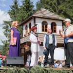 účasníci krajanského dvora, mnohí v krojoch, fotky zachytávajú neformálnu atmosféru