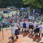 účasníci krajanského dvora, mnohí v krojoch, fotky zachytávajú neformálnu atmosféru