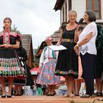 účasníci krajanského dvora, mnohí v krojoch, fotky zachytávajú neformálnu atmosféru