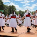účasníci krajanského dvora, mnohí v krojoch, fotky zachytávajú neformálnu atmosféru