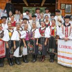 zábery z Krajanskej nedele, súbory v krojoch, pri tanci