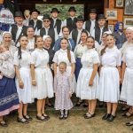 zábery z Krajanskej nedele, súbory v krojoch, pri tanci