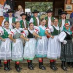zábery z Krajanskej nedele, súbory v krojoch, pri tanci