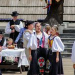 zábery z Krajanskej nedele, súbory v krojoch, pri tanci