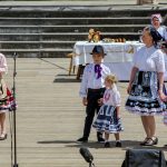 zábery z Krajanskej nedele, súbory v krojoch, pri tanci
