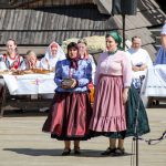 zábery z Krajanskej nedele, súbory v krojoch, pri tanci