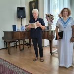 prezentácia knihy, záber na dve ženy v rámci kult. programu