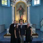 skupinová foto, 4 ľudia vrátane farára a podpredsedu pred oltárom