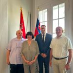 skupinová foto, prijatie u konzula, 4 ludia