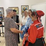 predsedníčka v rozhovore s maliarkami