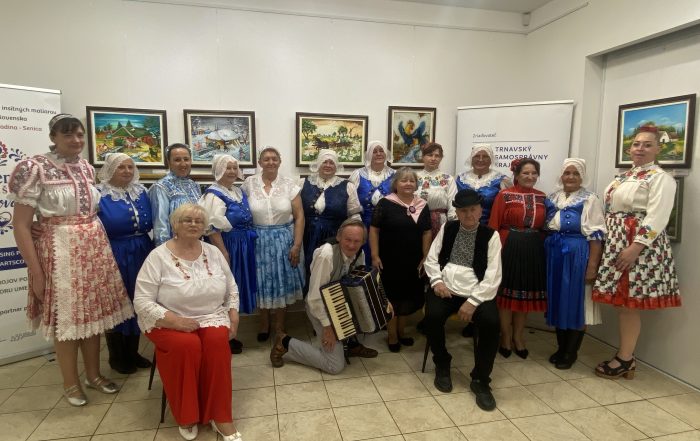 spoločná fotografia, maliari v kroji, súbor, organizátori a hostia