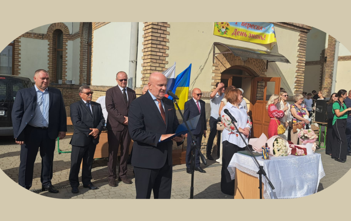otvorenie školského roka, exteriér, školský dvor, príhovory
