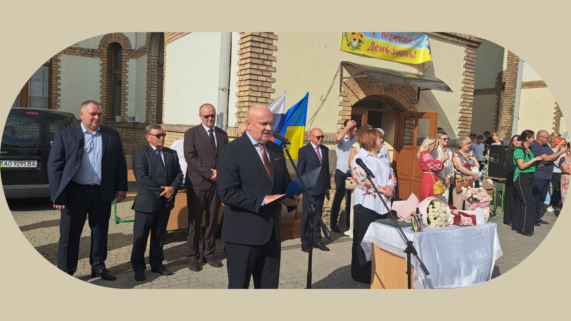 otvorenie školského roka, exteriér, školský dvor, príhovory