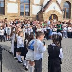 otvorenie školského roka, exteriér, školský dvor, príhovory