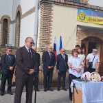 otvorenie školského roka, exteriér, školský dvor, príhovory