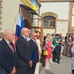 otvorenie školského roka, exteriér, školský dvor, príhovory