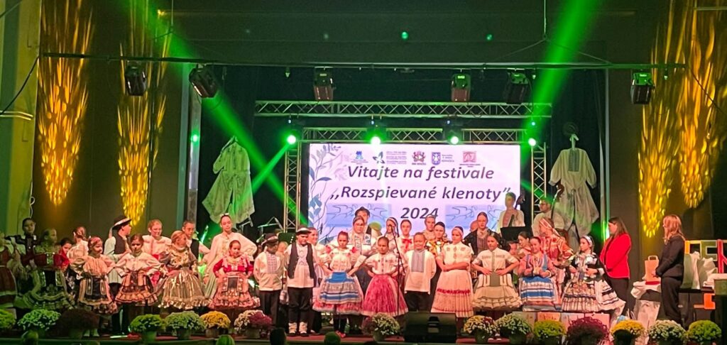 Účastníci festivalu na pódiu